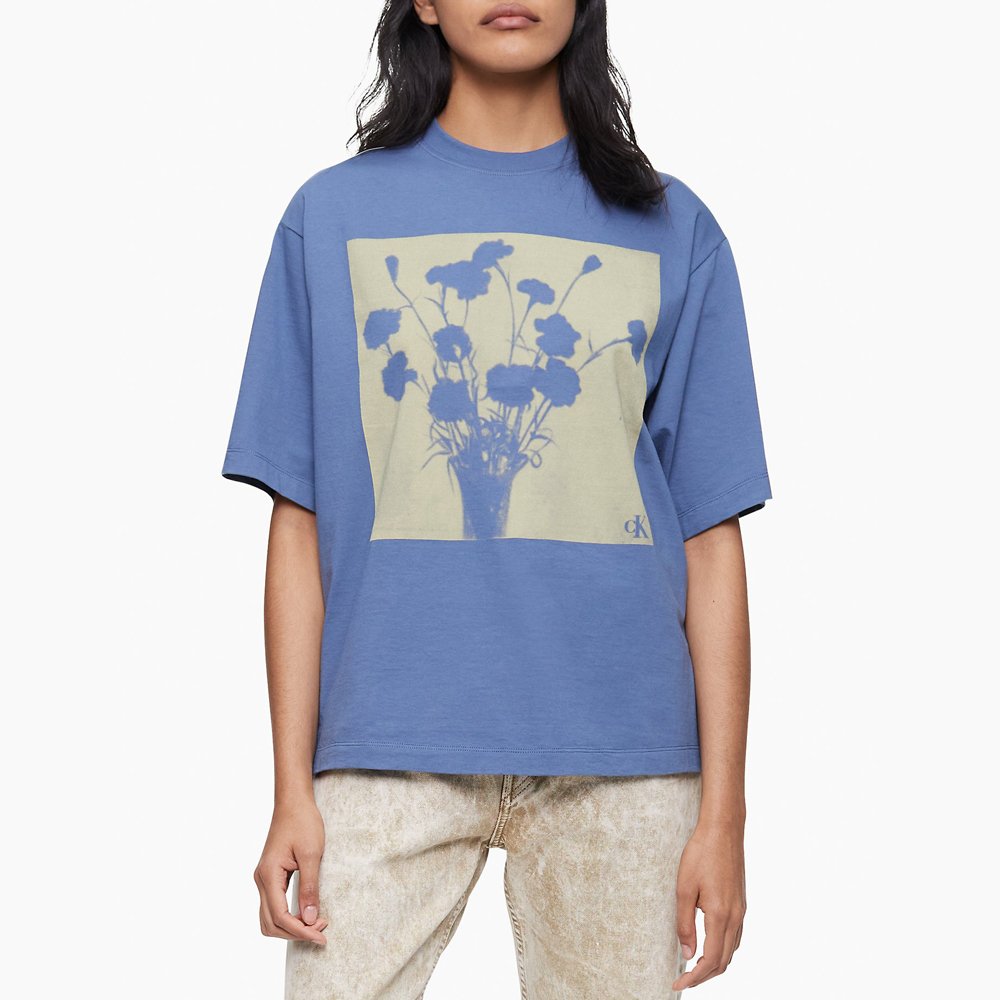 Áo Calvin Klein Flower Vase Graphic T-Shirt - Manor Blue, Size M