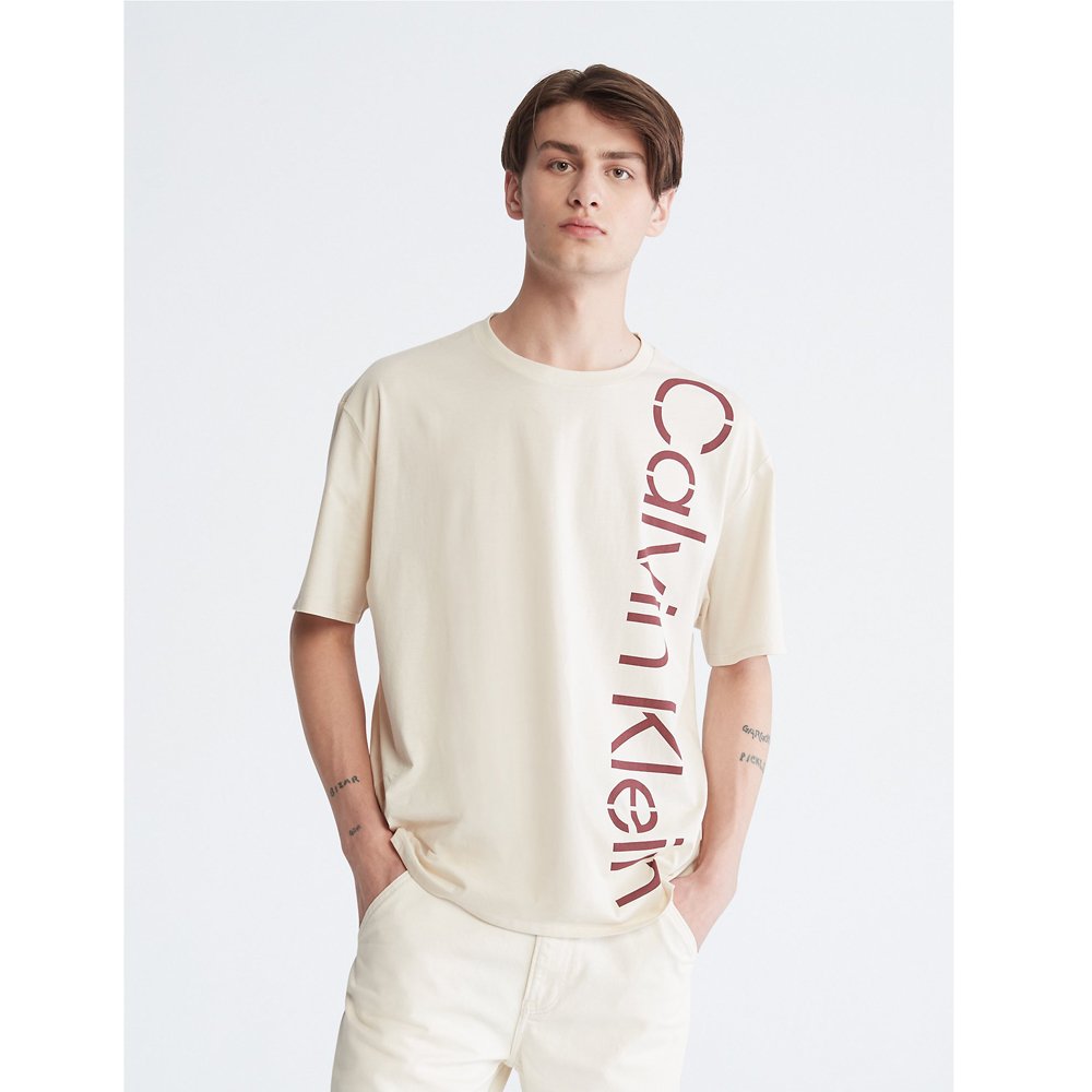 Áo Calvin Klein Khakis Relaxed Fit Stencil Logo Crewneck T-Shirt - Desert Sand Dune, Size M